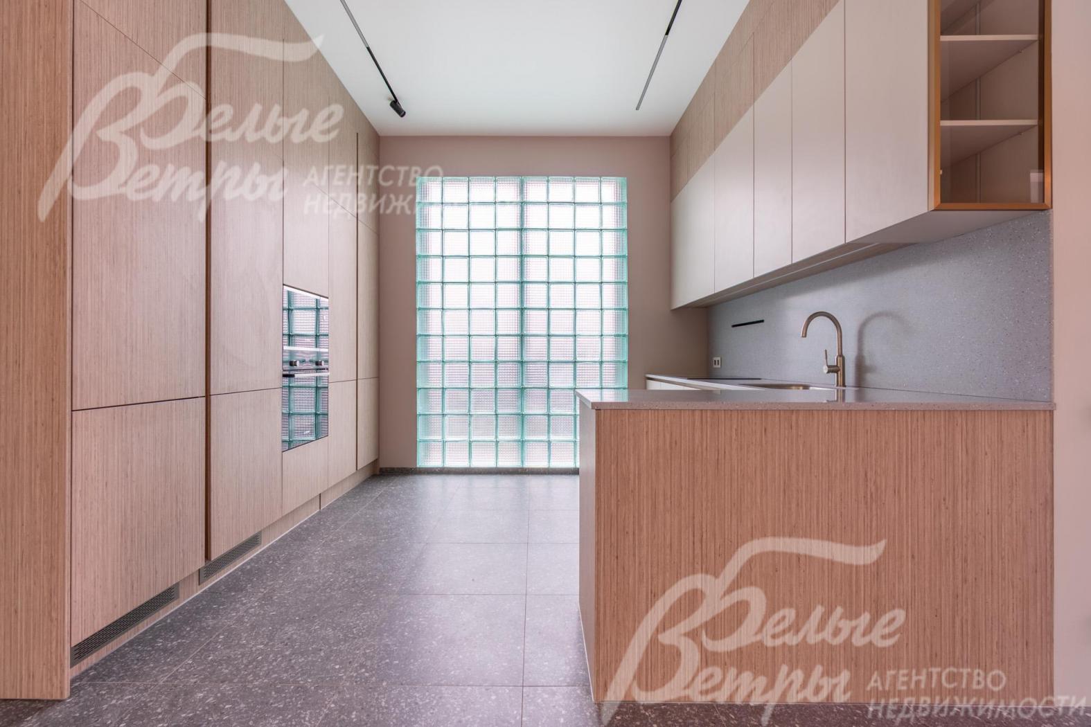 На кухне - гарнитур бежевого цвета с фасадами ДСП (Турция), акриловая столешница, встроенная техника