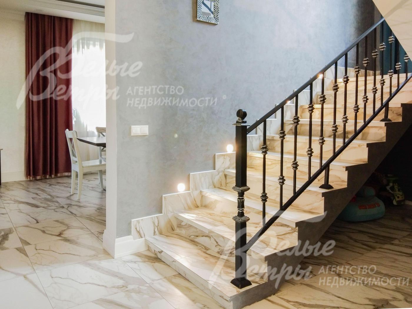 Лестничный марш с подсветкой, облицованный керамогранитом