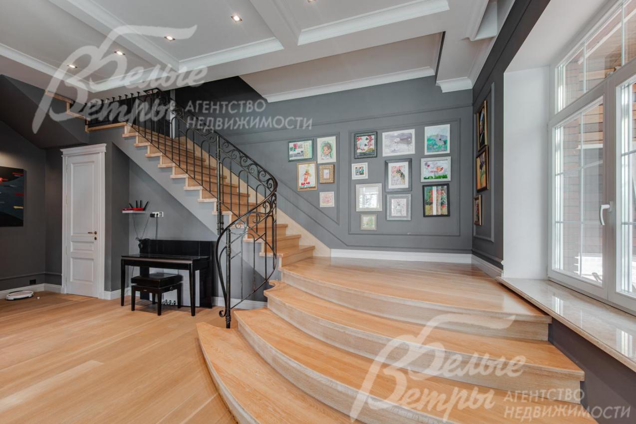 Лестница широкая ж/б, ступени отделаны деревом