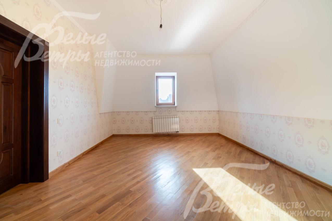 На мансардном этаже запланировано 3 жилых комнаты, санузел, а также помещение свободного назначения