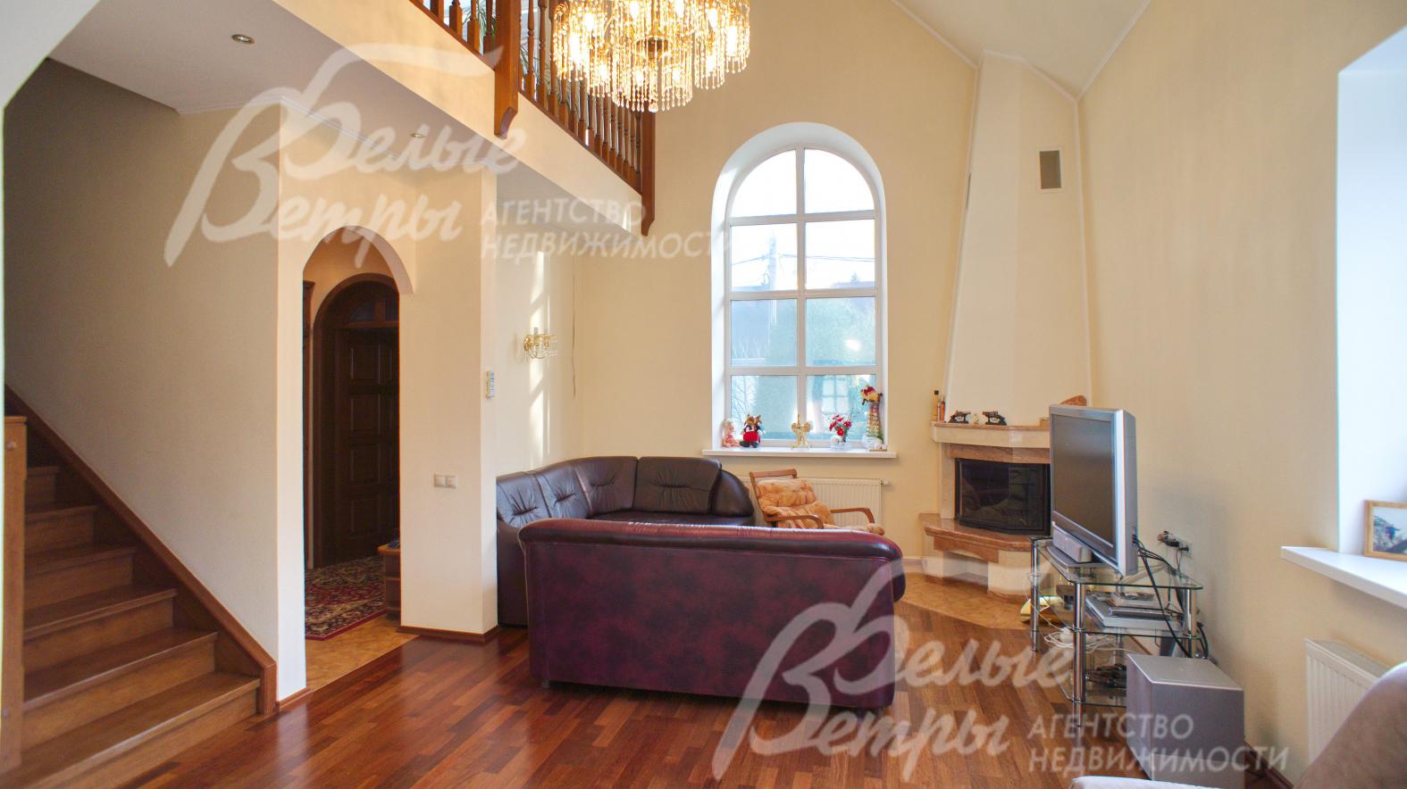 Гостиная 27 кв.м с камином и вторым светом