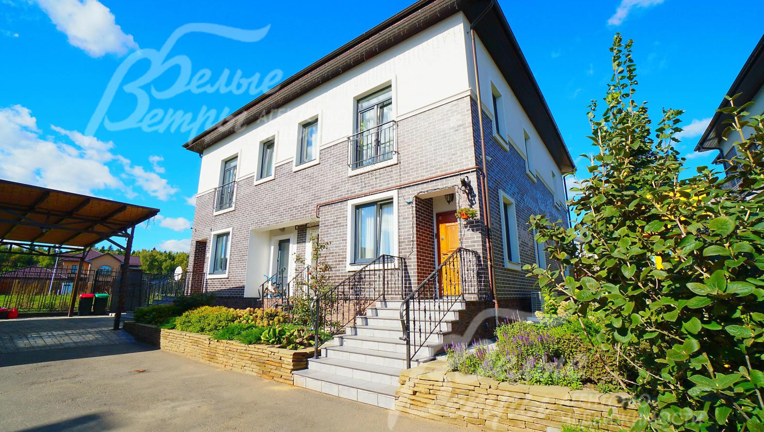 Участок имеет вместительные парковки (примерно 5 автомобилей)