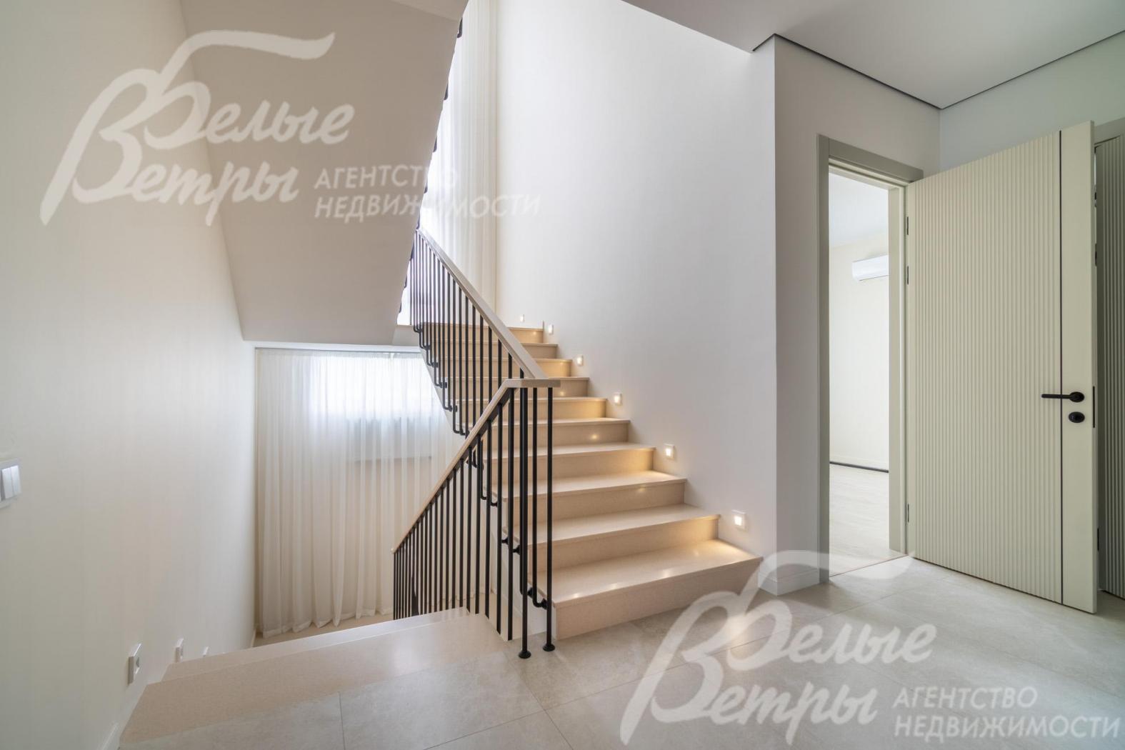 Лестница отделанная искусственным камнем