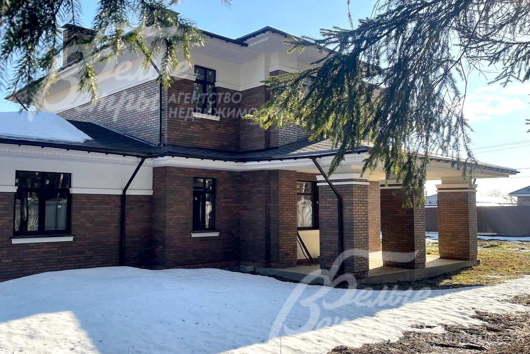 Дом гармонично вписан в ландшафт участка, строгие линии архитектуры сочетаются с природной эстетикой окружающего пространства