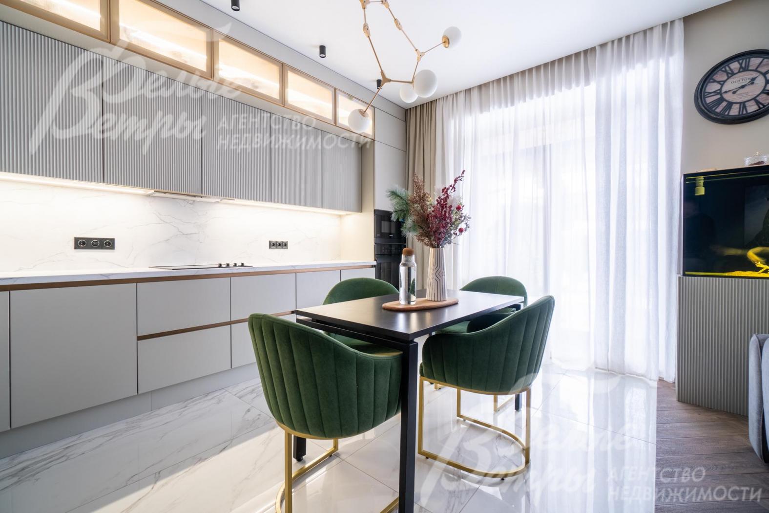 Большое окно в кухне-столовой наполняет помещение естественным светом