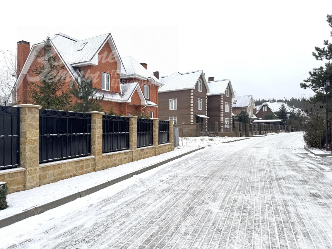 В коттеджном посёлке - собственный лесопарк "Шервудский лес", родниковая зона, детские и спортивные площадки. Коммуникации - под землей