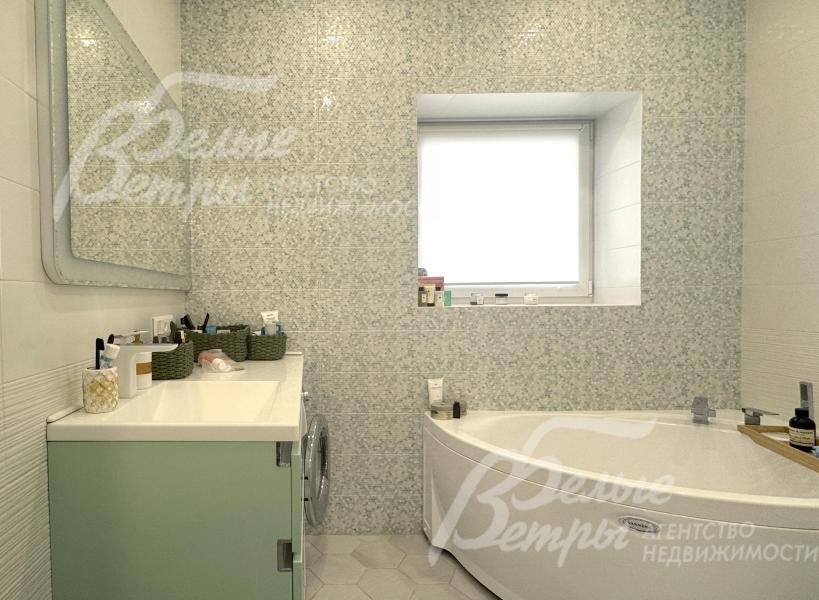 Санузел на втором этаже - в окном и угловой ванной