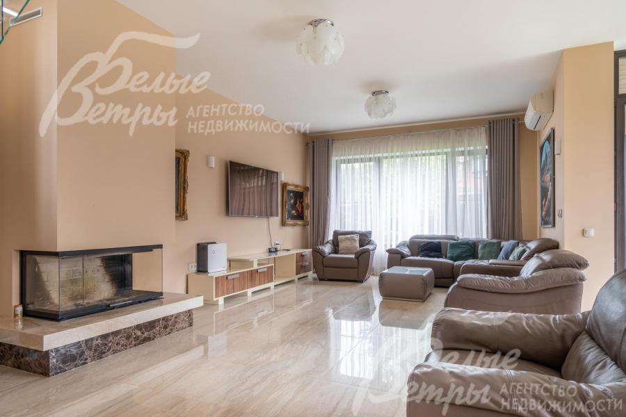 Гостиную украшает дровяной трехсторонний камин гильотинного типа