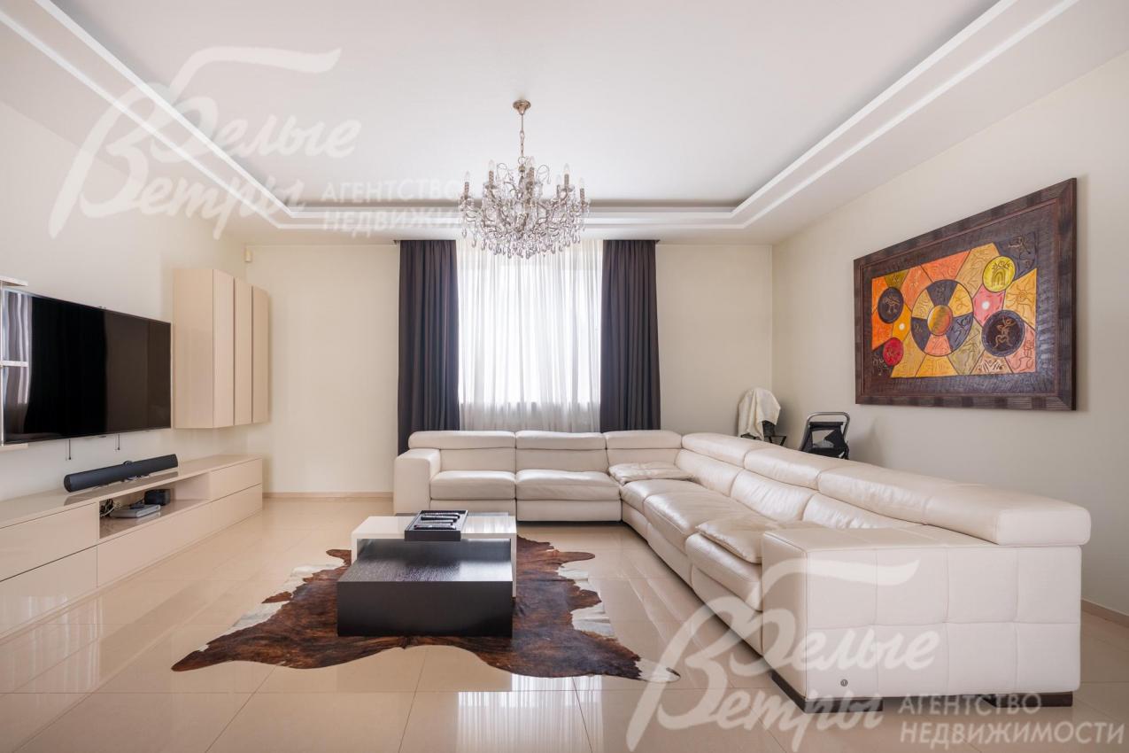 Интерьер дома украшают итальянские люстра и картины с африканской тематикой