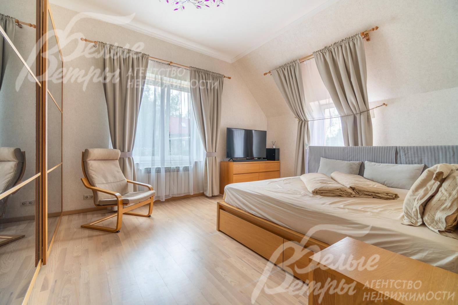 В спальне - дорогостоящая мебель, окна выходят на юг и восток