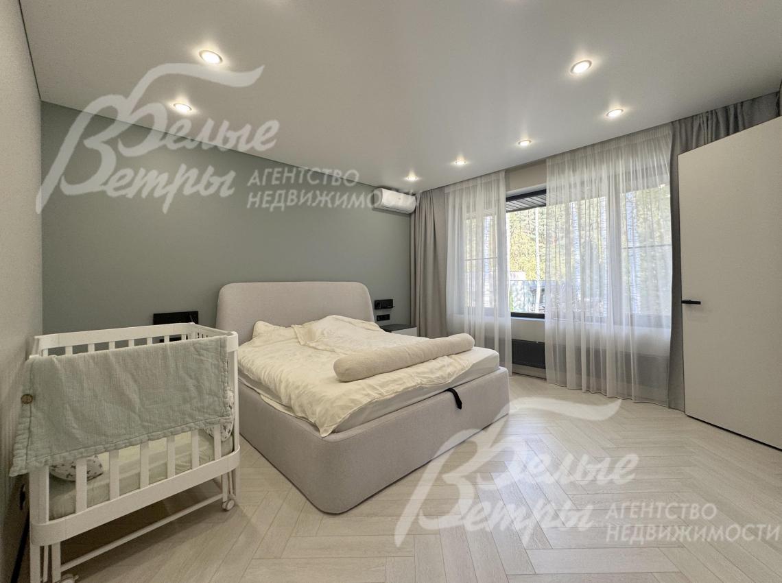 Мастер-спальная на втором этаже с большим окном и и спальным гарнитуром