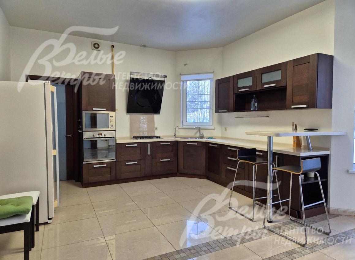 Просторная кухня со всей необходимой техникой