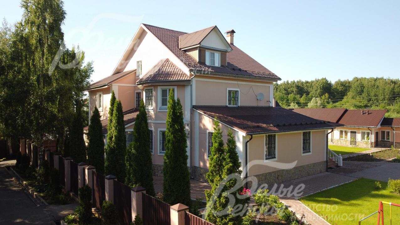 По периметру высажены туи