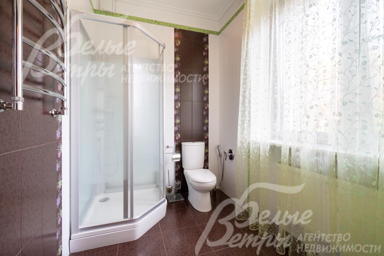 Санузел спальни на первом этаже с душевой и большим окном