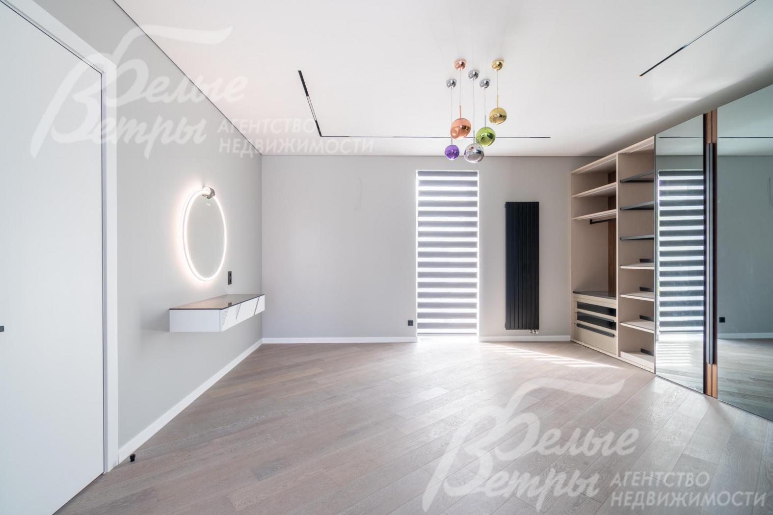 В гардеробной мастер-спальни - удобный вместительный шкаф и столик для макияжа