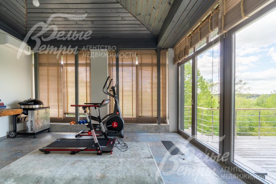 Зона зимней террасы: на полу - керамогранит с тёплым полом, одна из стен - с панорамным остеклением