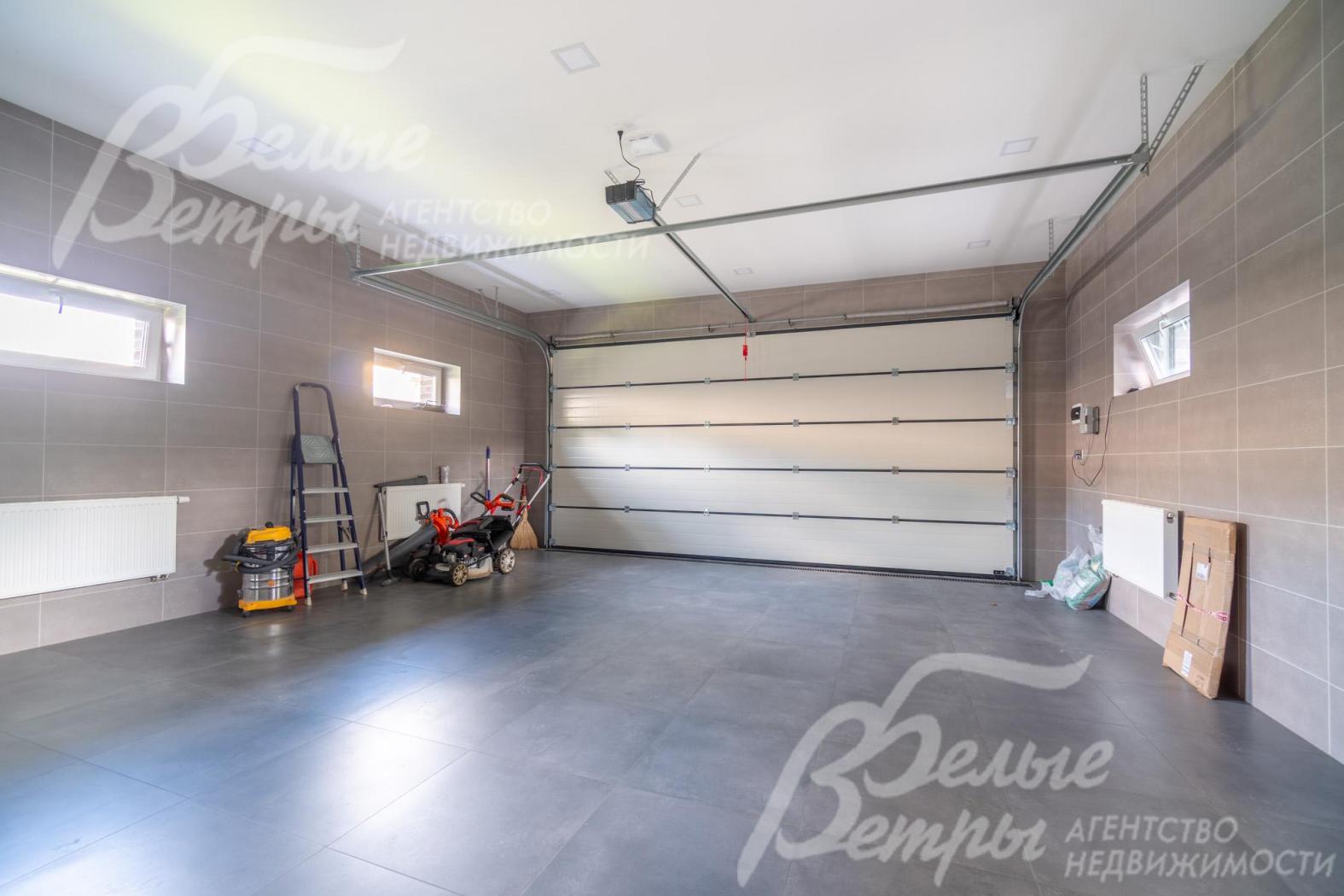 Тёплый гараж на два автомобиля, с окнами, мойкой, есть вывод воды под шланг, сделан уклон, позволяющий мыть автомобиль