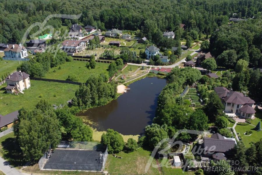 Озеро с зоной отдыха не территории коттеджного поселка