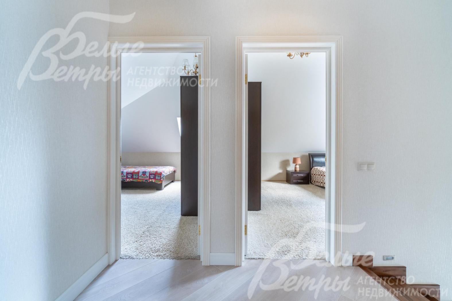 Холл мансардного этажа: справа от лестницы - две смежные спальни