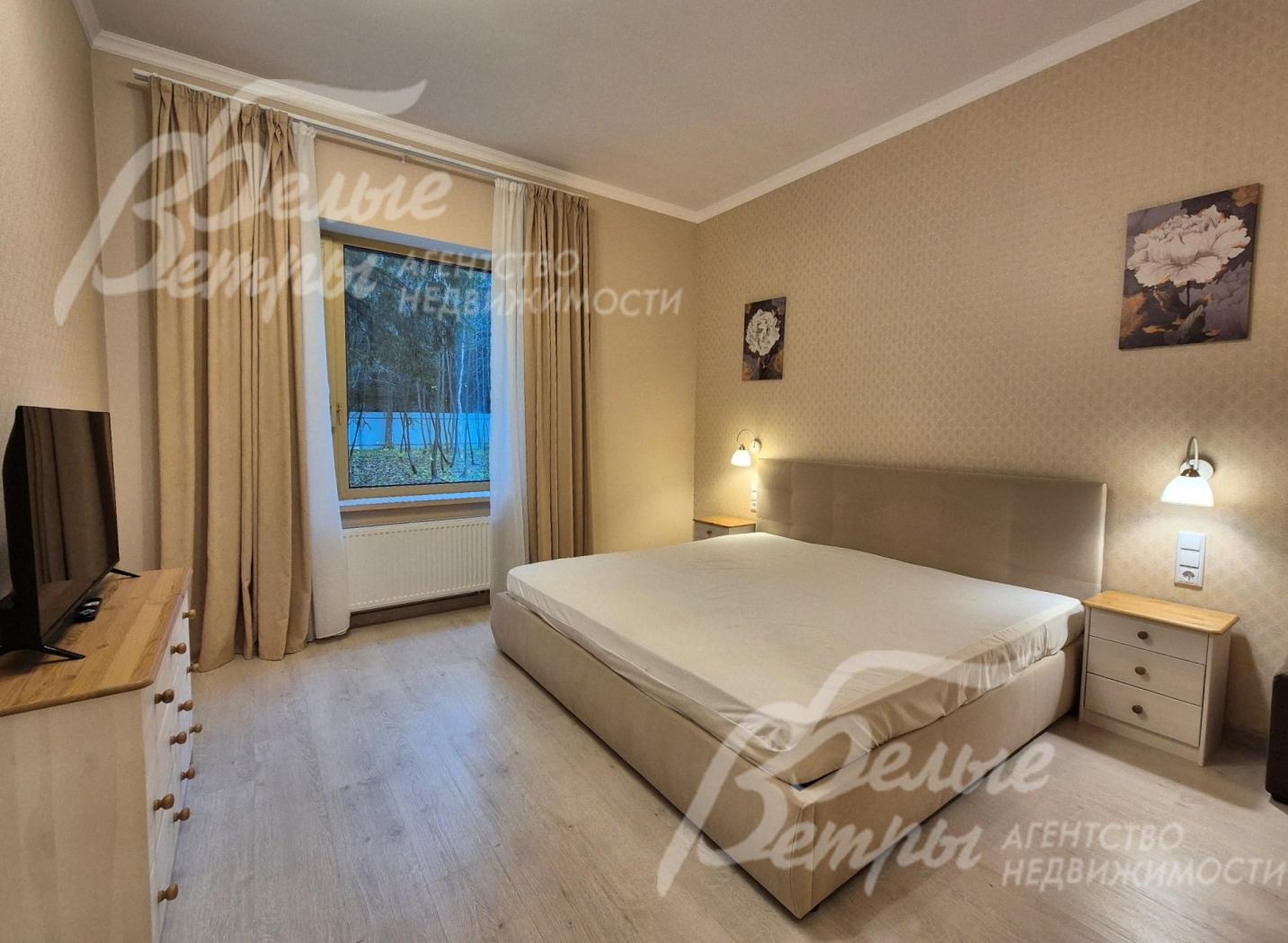 Кровать King size в мастер-спальне