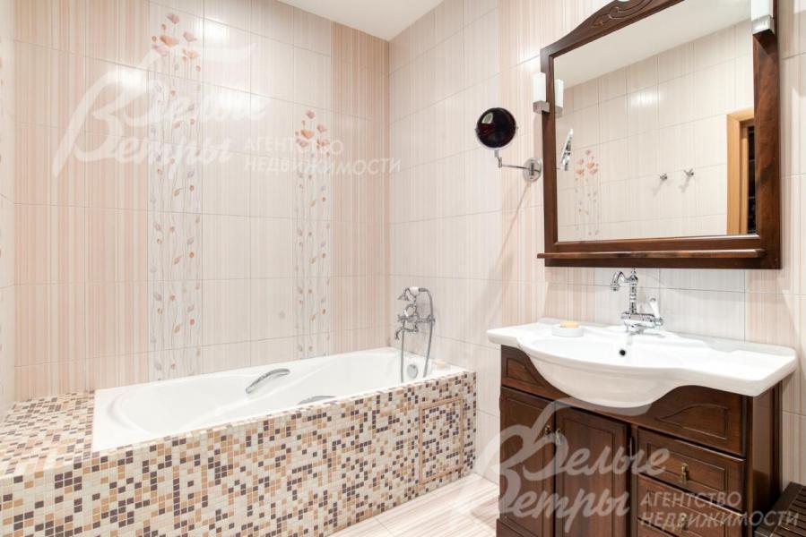 Санузел мастер-спальни. Ванна отделана мозаикой