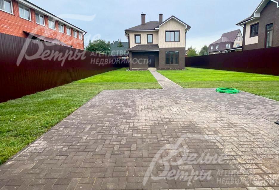 На участке организована парковочная зона, вымощенная брусчаткой, на 2-3 автомобиля