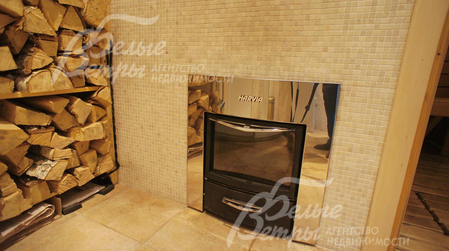 В парной установлена дровяная печь HARVIA