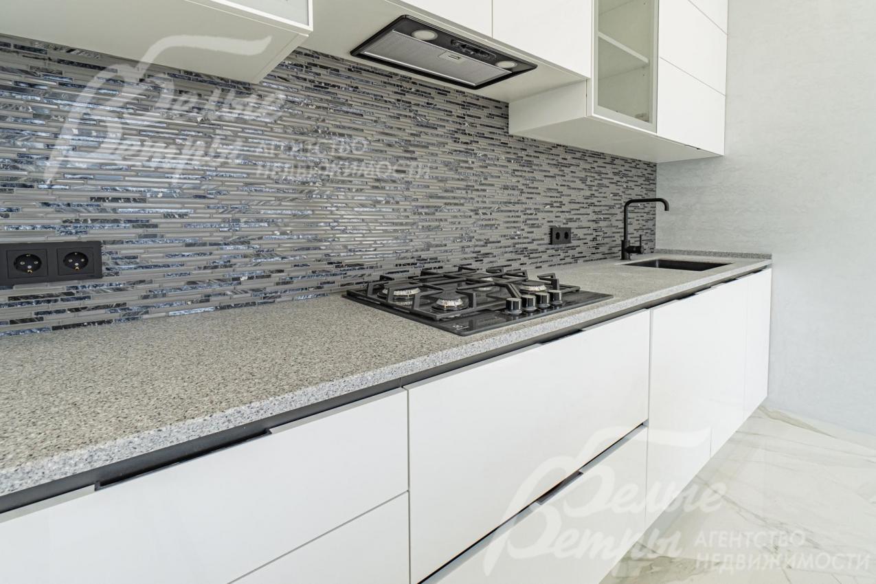 Кухня с функциональным островом, столешница каменная. Из кухни есть выход на крытую террасу 43 кв.м