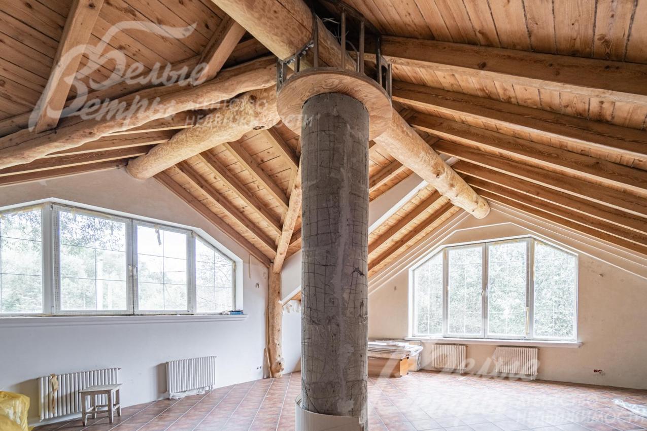 Балки — брусья ручной рубки из кедра диаметром 80 см