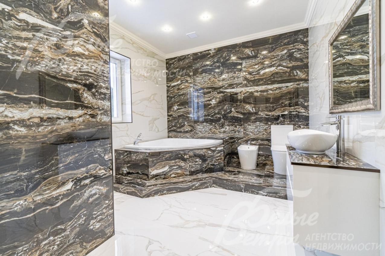 Общий санузел 12.4 кв.м на 2-от этаже.