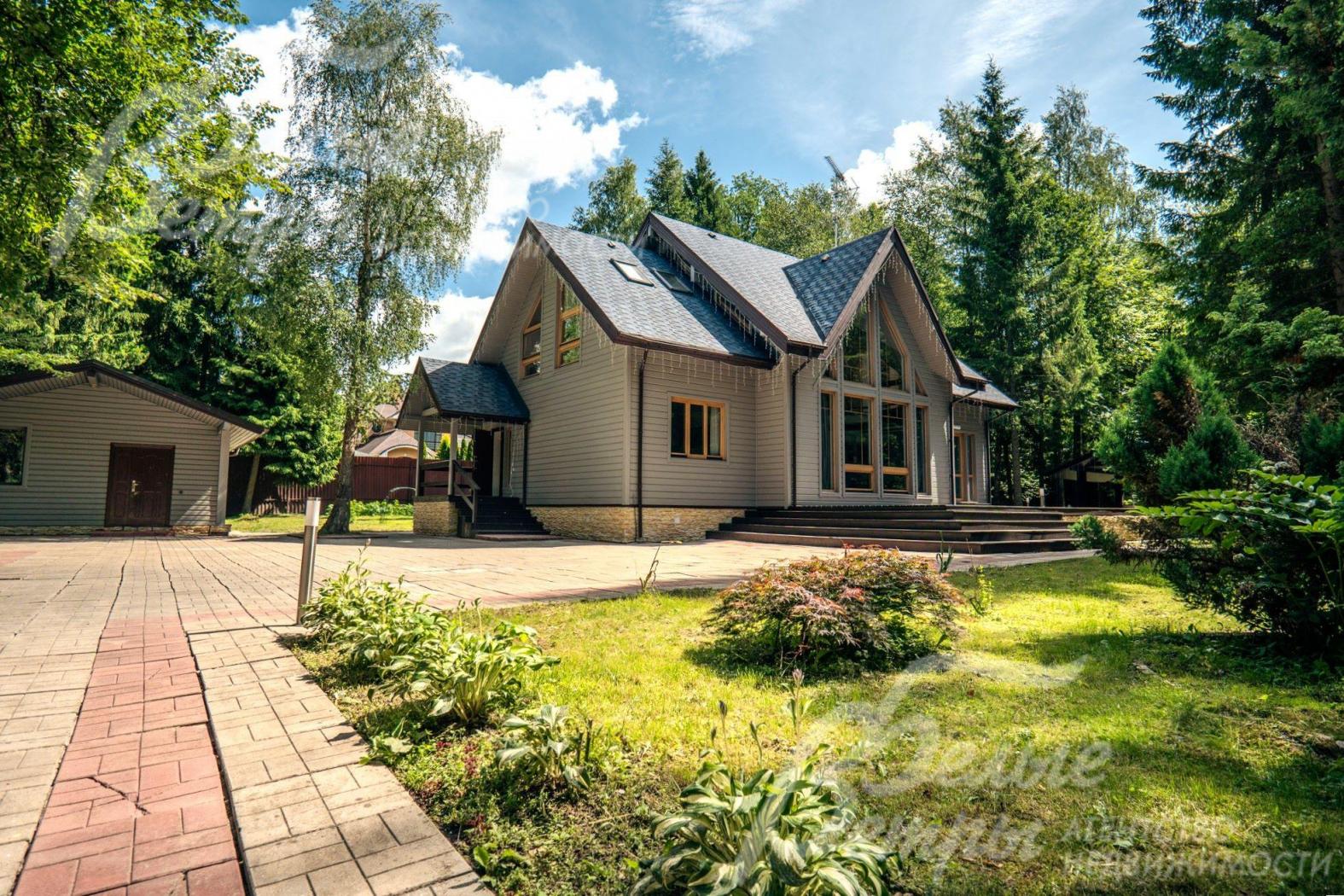 На участке частично сохранен лес, растут лиственницы, берёзы, сосны, яблони