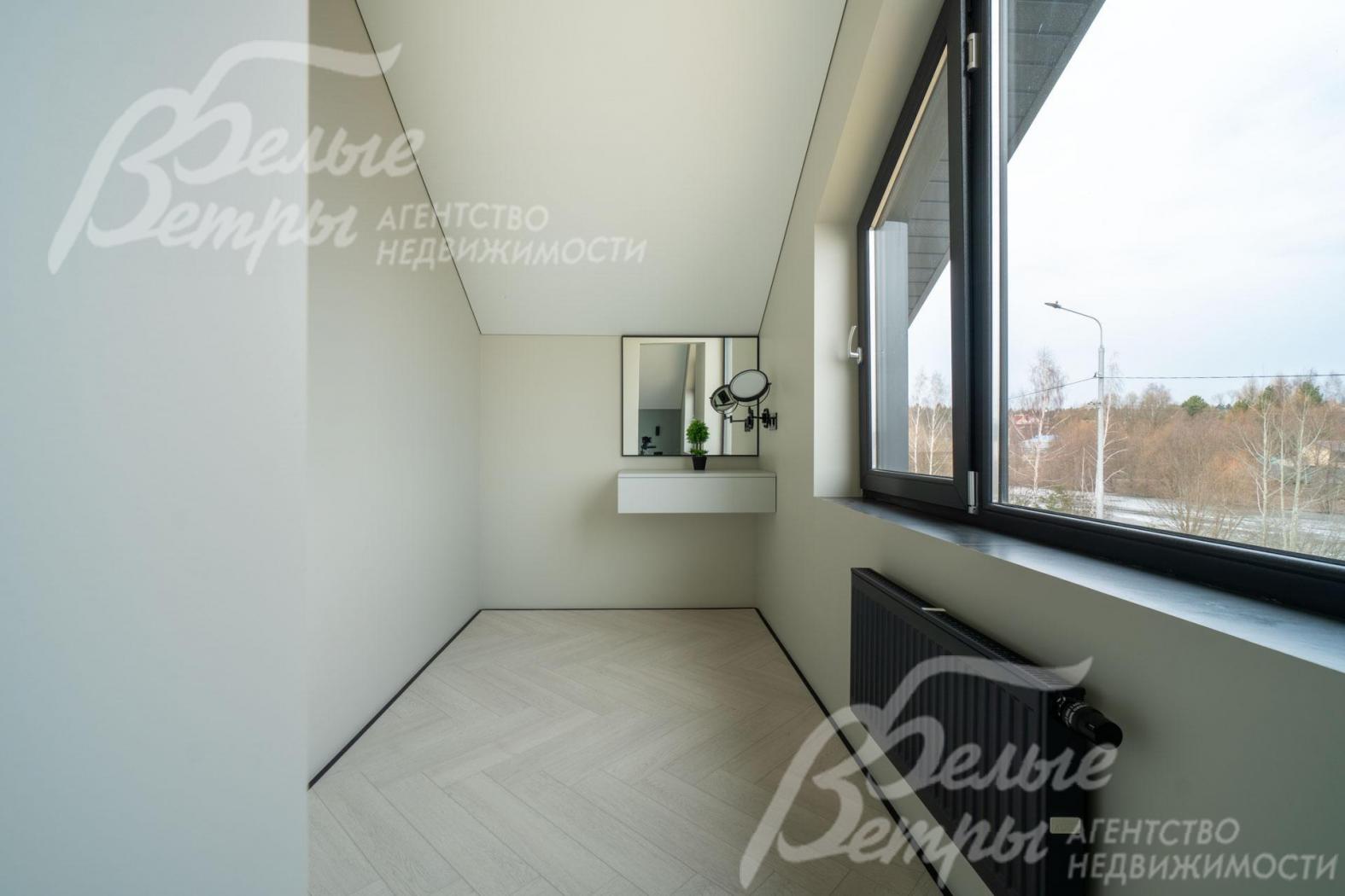 Вид из гардеробной при мастер-спальне