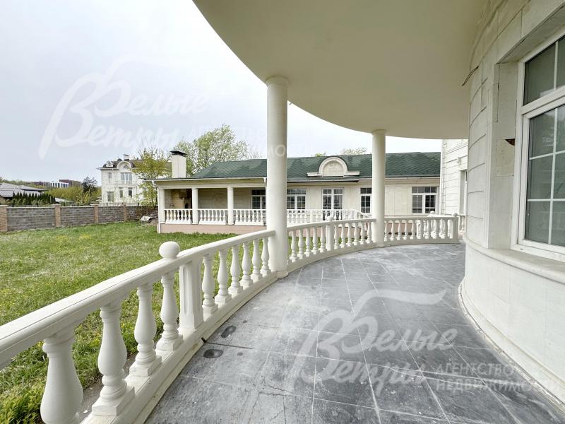 В одноэтажном спа-комплексе: большой бассейн, сауна с раздевалкой, душевыми и санузлом, крытая терраса для барбекю