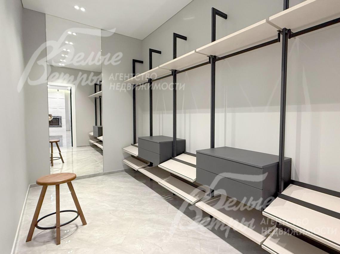 В гардеробной при мастер-спальне - системы хранения от студии Giulia Novars