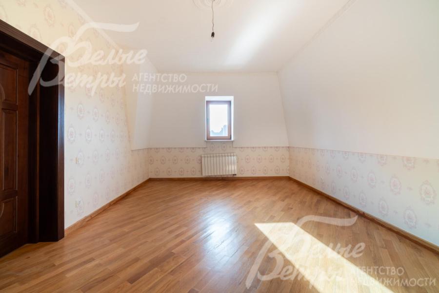 На мансардном этаже запланировано 3 жилых комнаты, санузел, а также помещение свободного назначения