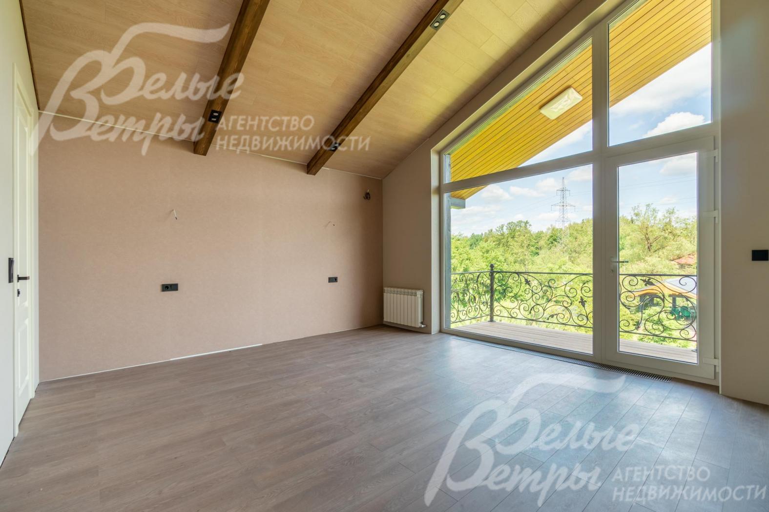 Мастер-спальня на втором этаже с выходом на просторный балкон