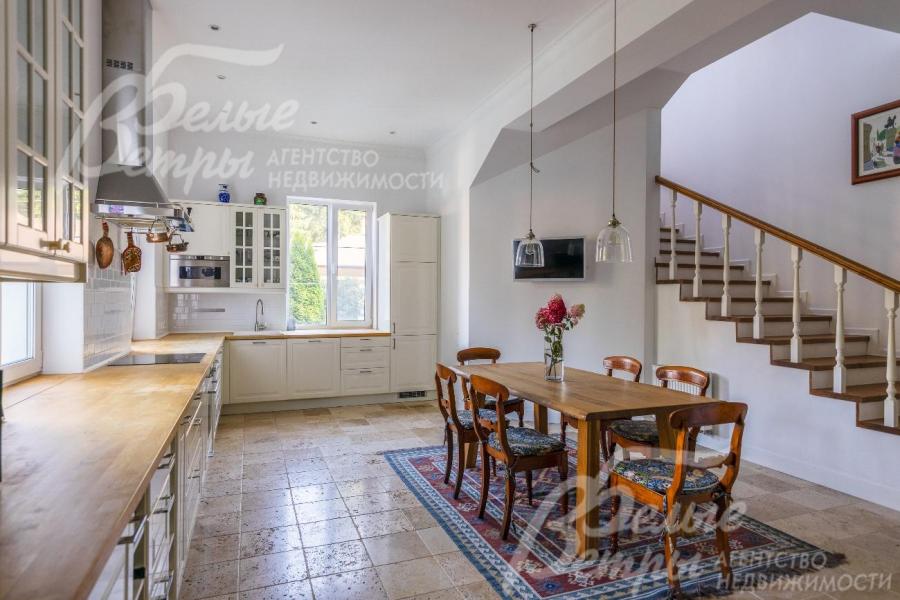 Зона кухни-столовой