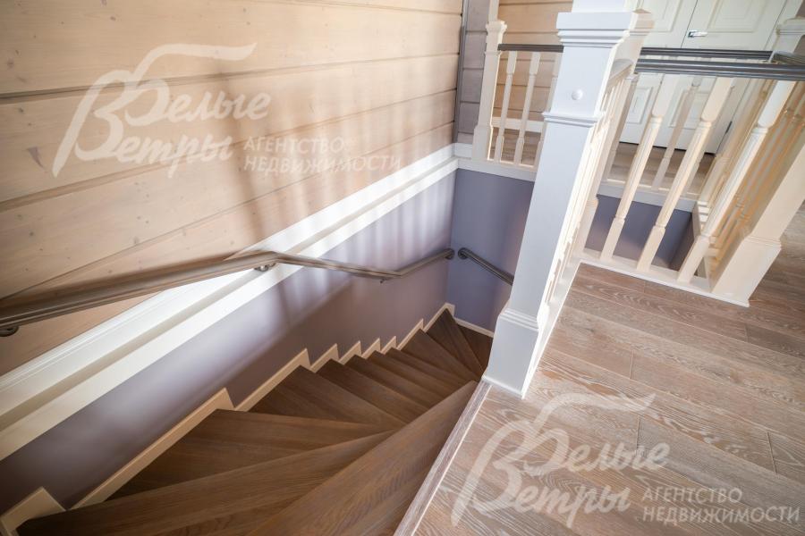 На второй этаж ведёт широкая деревянная лестница из дуба