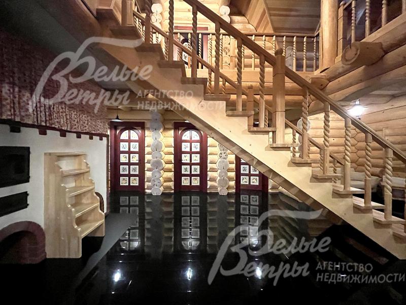 Межкомнатные двери из массива трех сортов дерева (орех, бук и дуб мореный) украшены авторской художественной росписью