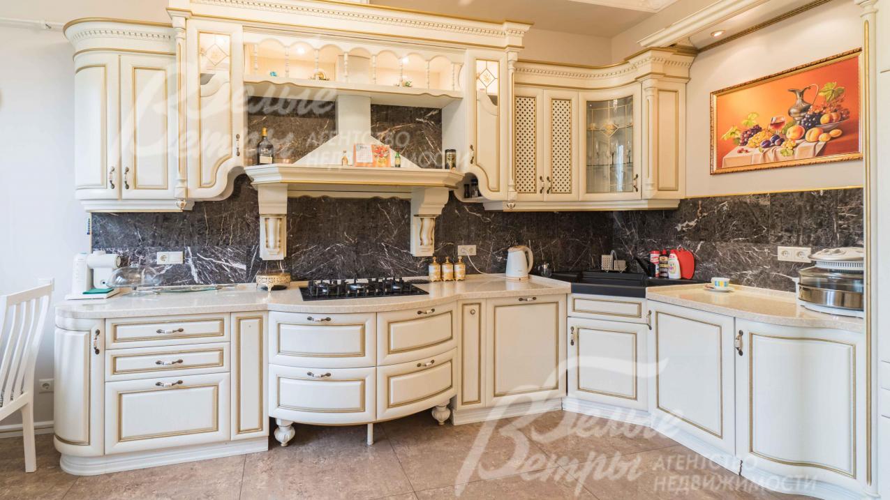 Дорогая кухня из натуральных материалов