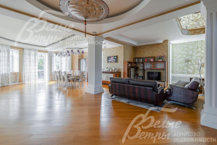 Из зоны столовой есть выход на террасу и участок