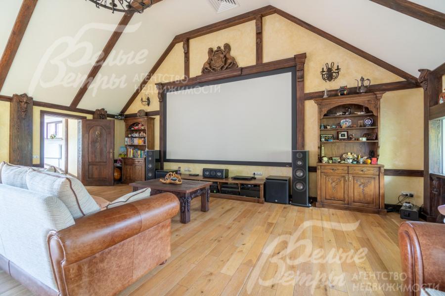В доме - большой кинозал 73 кв.м, оборудованный экраном 4 м и современной техникой
