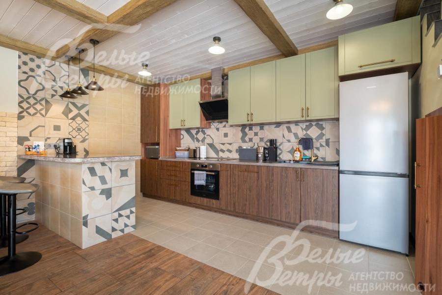 В доме - собственная кухня-столовая с полубарным островом и гарнитуром со встраиваемой техникой 