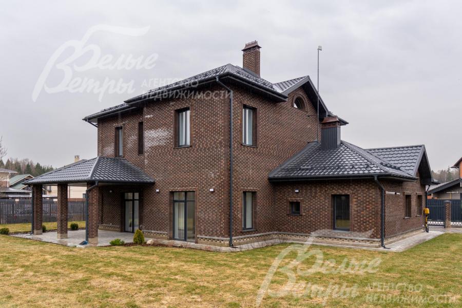 на участке уложен рулонный газон, вокруг дома - отмостка, есть дренажная система, выведенная в ливневую канализацию