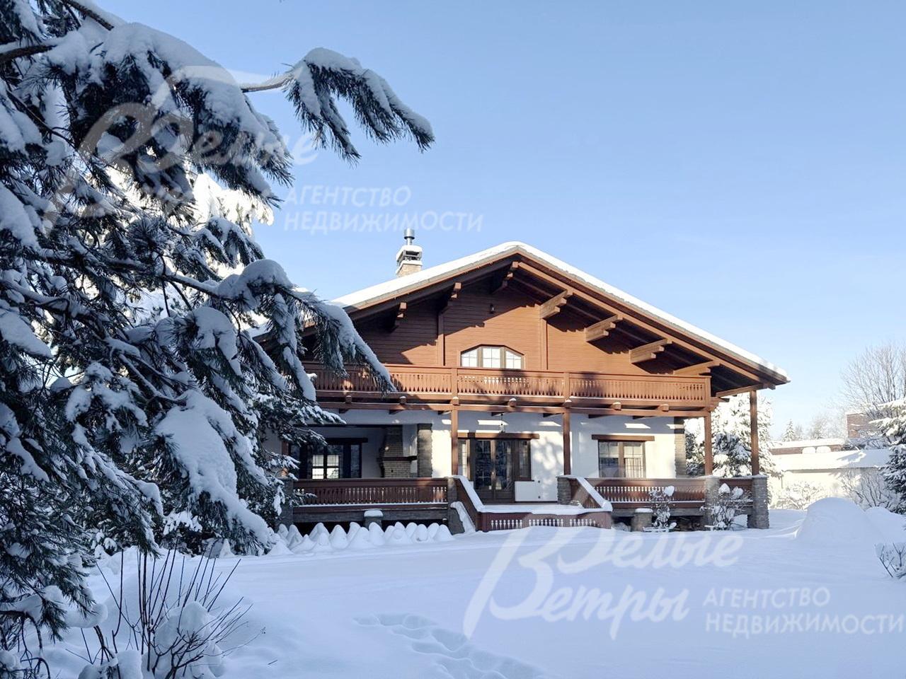 Комбинированная отделка фасада дома включает штукатурку, немецкую краску, искусственный камень, лиственницу экстра-класса