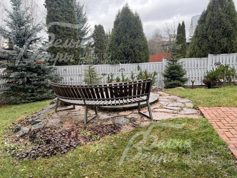 На участке есть уютная зона отдыха — костровая площадка с чашей для костра, грилем и веерообразной скамьёй патио со спинкой