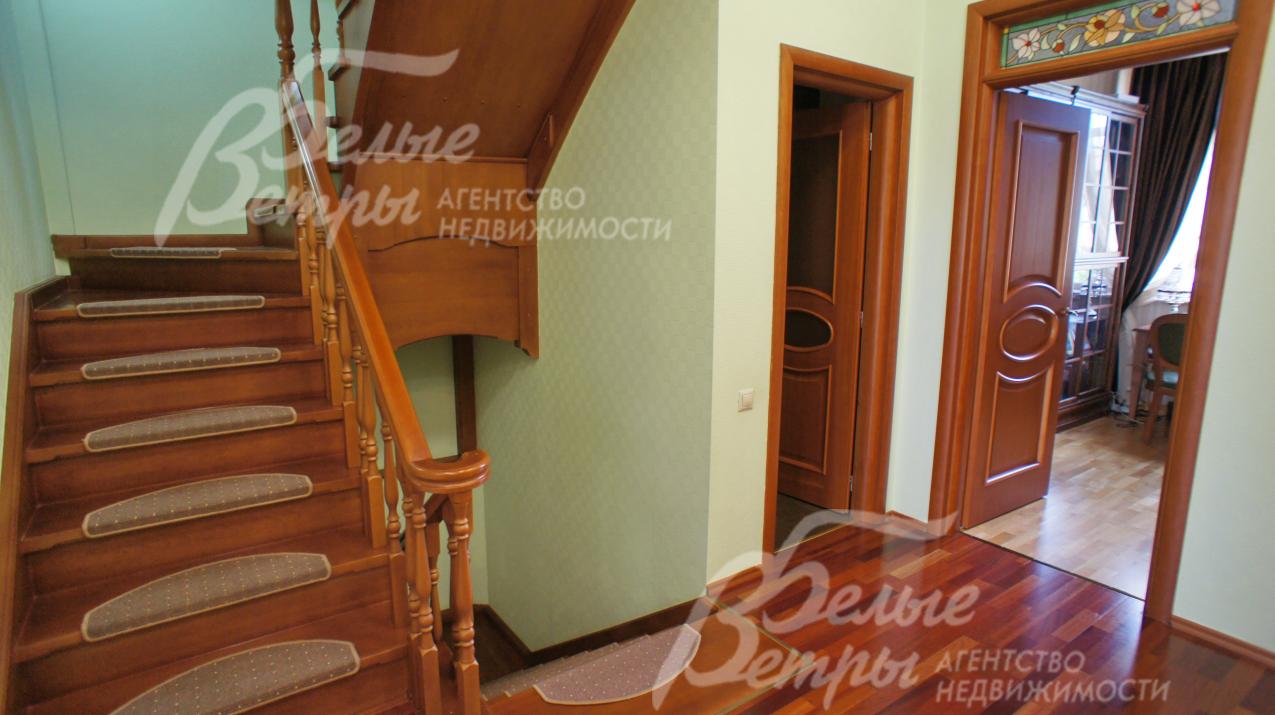 Лестница-железобетонное основание, ступени и поручни деревянные (вишня)