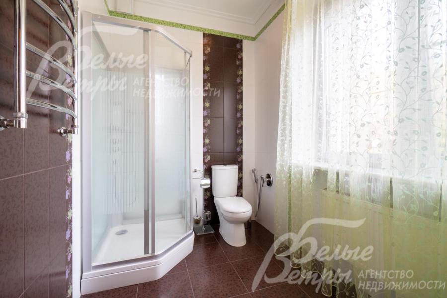 Санузел спальни на первом этаже с душевой и большим окном