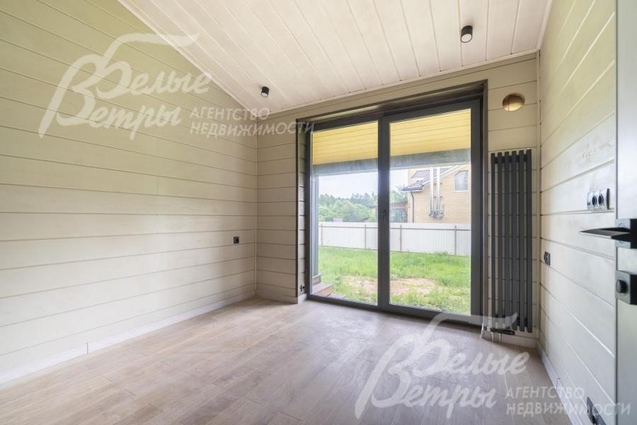 На стенах и на потолке – имитация бруса из лиственницы