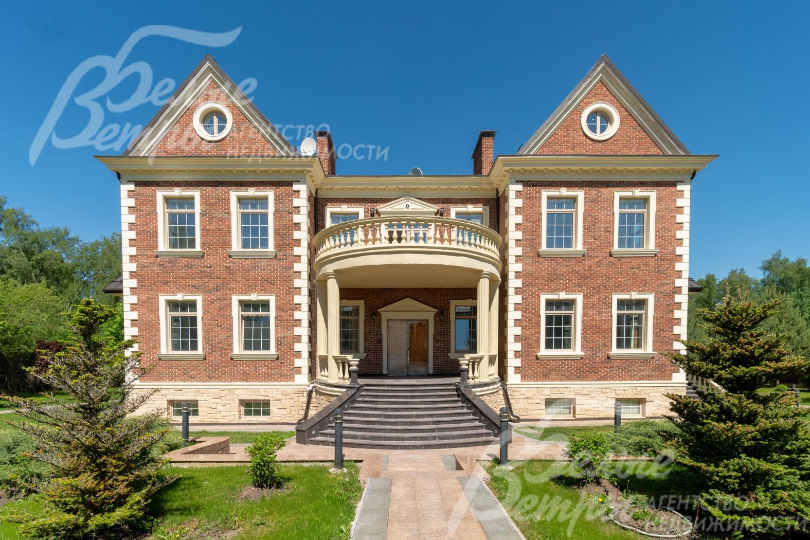 Комплекс строений общей площадью 1700 кв.м в строго охраняемом коттеджном поселке Президент